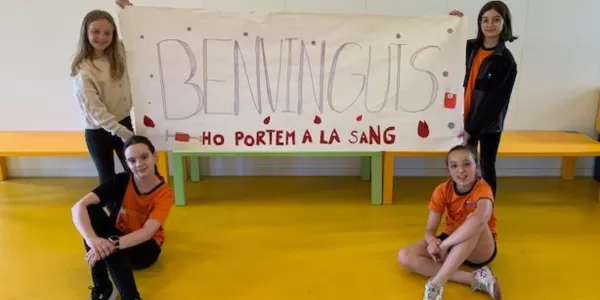 Alumnes de 5è de primària amb la pancarta de denvinguda a la campanya de donació de sang del curs 2023-24.