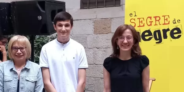 Entrega del premi tuit micronegre al Cesc Closa, alumne de 1r de Batxillerat de Jesuïtes Lleida, en el marc del certamen de novel·la negra i criminal "El Segre de Negre"
