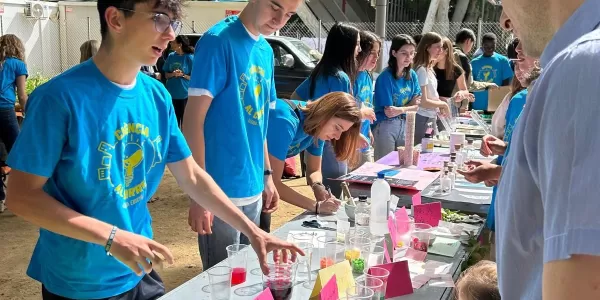 Alumnes de 4t ESO-TQE i 1r BAT a la parada de Jesuïtes Lleida Col·legi Claver de la fira Ciència al Carrer, als Camps Elisis de Lleida