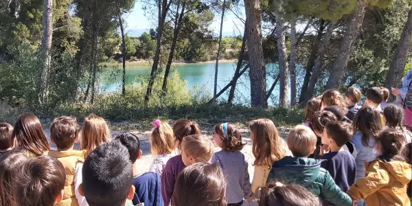 Alumnes de MOPI I4 treballant el projecte sobre l'aigua per aprendre d'on ve i com estalviar-la. 