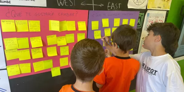 Alumnes de la PIN de Jesuïtes Lleida treballant el projecte Deixem Petjad sobre ciutadania global.