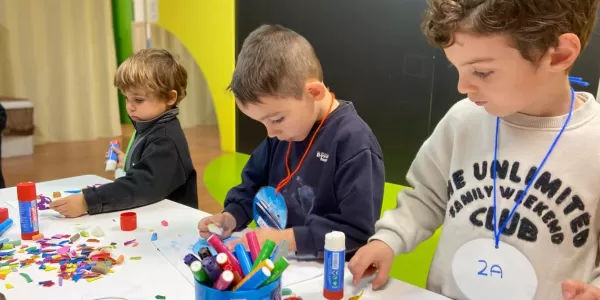 Alumnes de l'etapa infantil fent activitats dels Racons Interedats