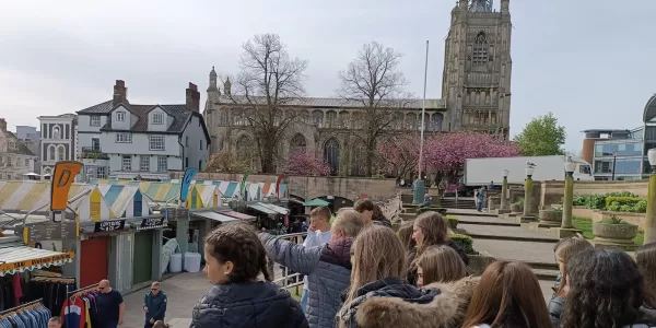 Alumnes de secundària de Jesuïtes Lleida en una visita cultural del seu intercanvi 