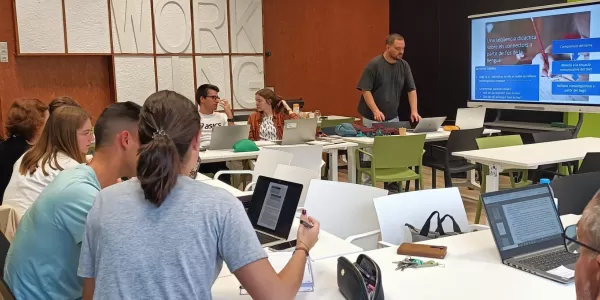 Equip docent de la NEI-Primària participant de les formacions setmanals sobre els nous projectes.