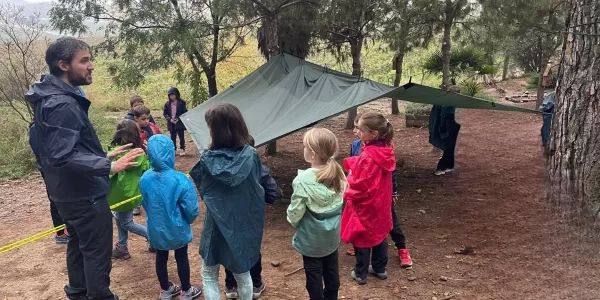 Alumnes de primària en una sessió d'escola bosc de Claver Natura
