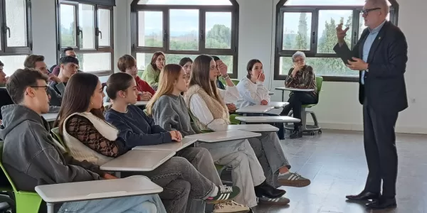 Taller-debat a 2n Batxillerat amb l'alcalde de Lleida Fèlix Larrosa a Jesuïtes Lleida Col·legi Claver