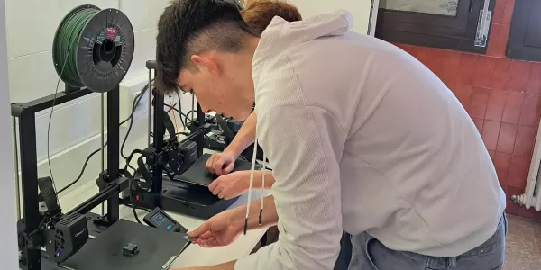 Alumnes de batxillerat treballant a l'aula de robòtica