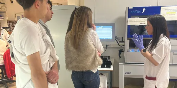 Alumnes de BAT 1 de Jesuïtes Lleida de l'assignatura de Biomedicina visitant el Banc de Sant i el Departament d'Anatomia Patològica de l'Hospital Universitari Arnau de Vilanova de Lleida