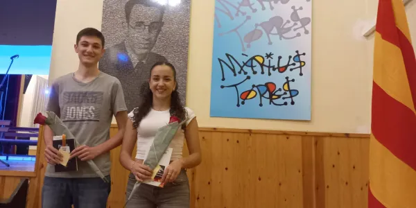 Cesc Closa i Eva Güemes, guanyadors del concurs de Poesia de Sant Jordi 2025 de l'Institut Màrius Torres. 