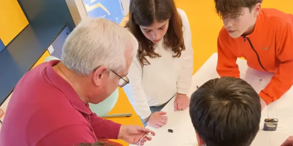 Alumnes de 6è de Primària-NEI treballant amb l'Enric Quinquilla, educador de l'escola del PAS, tcol·laborant amb l'alumnat en el marc del projecte Codi Energia