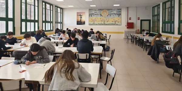 Alumnes de Jesuïtes Lleida Col·legi Claver fent les Proves Cangur 2025