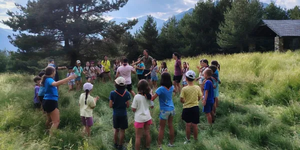 Alumnes de 3r de Primària fent activitats a la natura durant les colònies a Senet