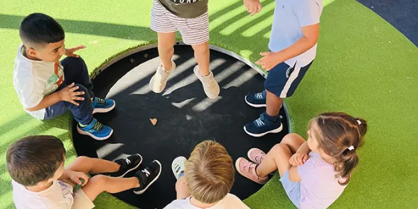 Ens coneixem dins i fora de l'aula