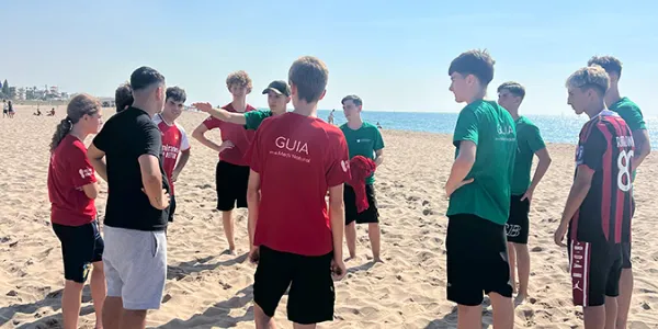 Alumnes de primer de GUIA reben als de segon a la platja