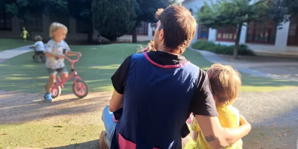 Mestre amb alumnes al jardinet del MOPI en el primer dia de curs d'I3 a Jesuïtes Lleida