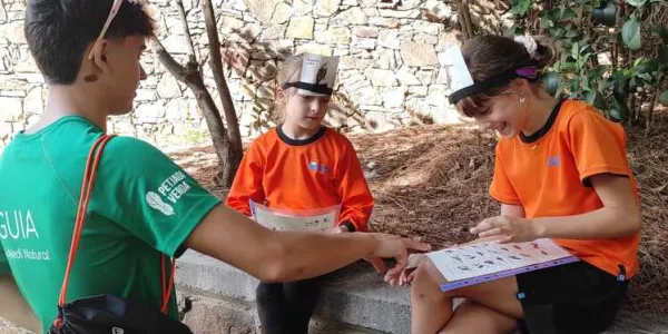 Alumnat de 4t primària gaudeix al Parc de les Planes de l'Hospitalet amb els companys de GUIA d'FP