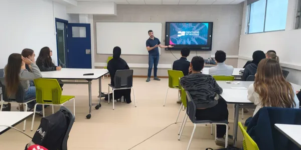 Dentistes sense Fronteres visita l'alumnat d'Higiene Bucodental