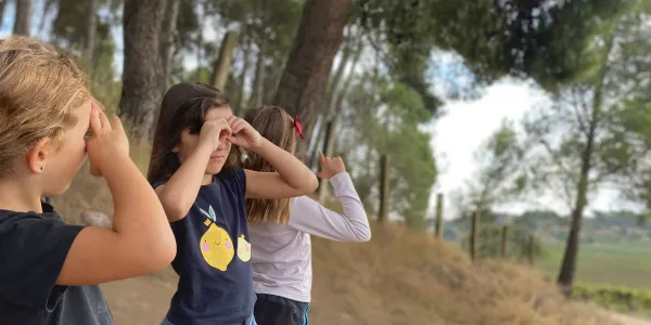 Sessió de bosc de l'alumnat de la PIN (Primària Inicial) en el marc del projecte Claver Natura