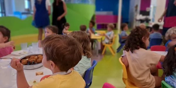 Menjador MOPI: Alumnes de I3 a l'hora de dinar a l'aula