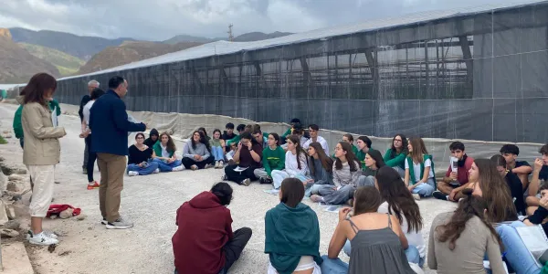 Alumnes de Batxillerat de les vuit escoles de la Fundació Jesuïtes Educació a la tanca de Ceuta, en un moment de l'experiència de sentit Frontera Sud.