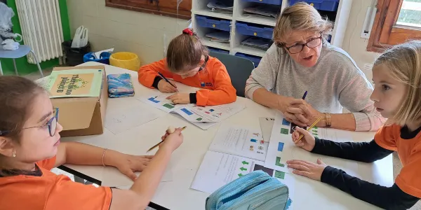 Anastasi, l'auxiliar de conversa de Jesuïtes Lleida, en una activitat amb alumnes de la PIN