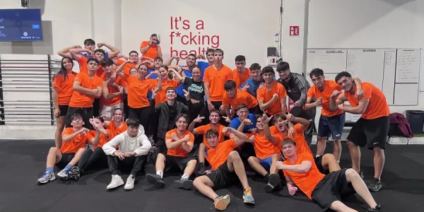 Alumnat d’EAS Bellvitge entrenant al box de CrossFit Travessia.