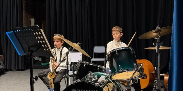 L'alumnat de Jesuïtes Bellvitge gaudeix d'una activitat musical en motiu de Santa Cecília.