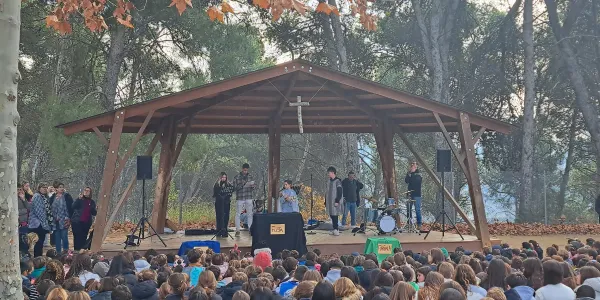 Moment comunitari de la celebració de Nadal a l'escola. 