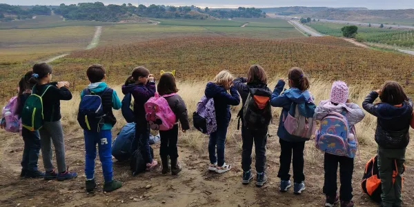 Sessió de bosc de l'alumnat de la PIN (Primària Inicial) en el marc del projecte Claver Natura