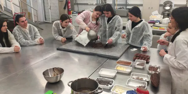 Alumnes de 2n de batxillerat als tallers de química dels aliments a ETSEA de la UdL