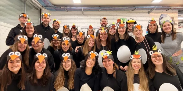 Alumnes de Jesuïtes Bellvitge celebrant el Carnestoltes amb les seves disfresses.
