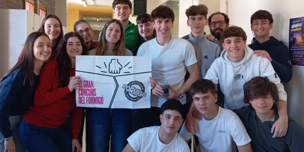 Alumnes de 1r BAT fent formigó per a "El Gran Concurs del Formigó"