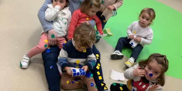 jesarria llar elnostrecos dia de pluja ens divertim jugant i enganxant gomets al nostre cos daquesta manera tan ludica treballem amb els mes petits les parts del cos