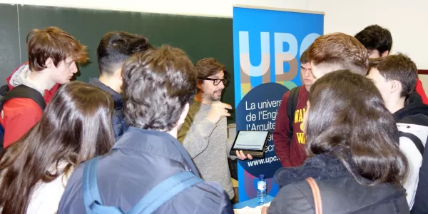 Alumnes de 2n BAT al punt d'informació de la UPC