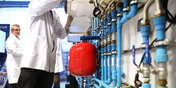 Competències pràctiques. Estudiant manipulant una instal·lació